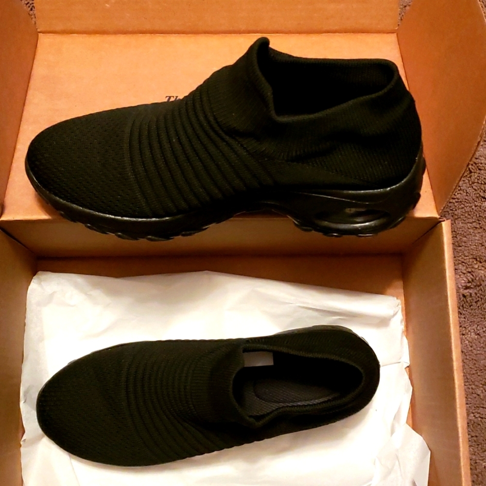 Tennis shoes